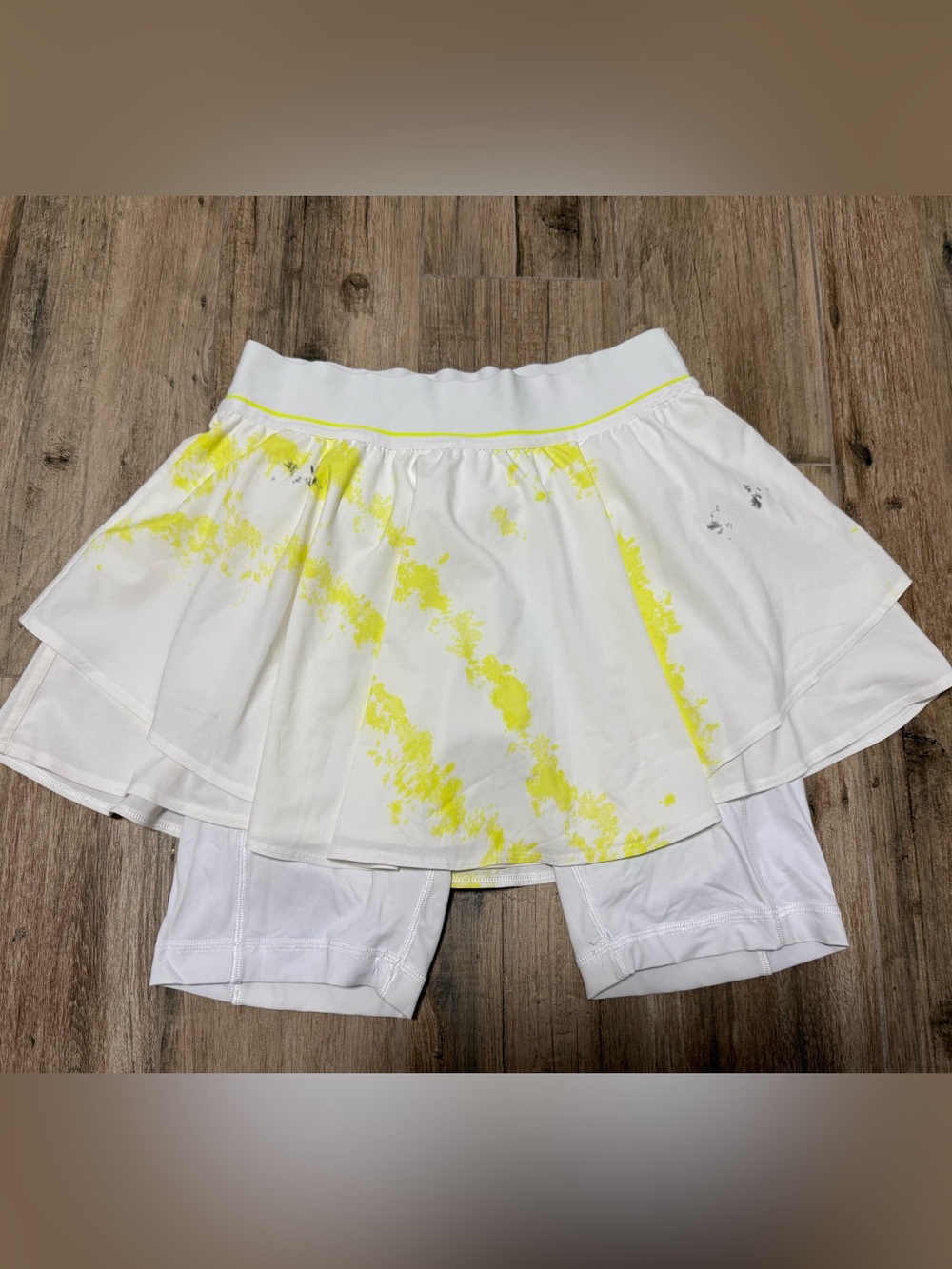 Lululemon White Athletic Skirt Skort with Neon Yellow Accent Size 6